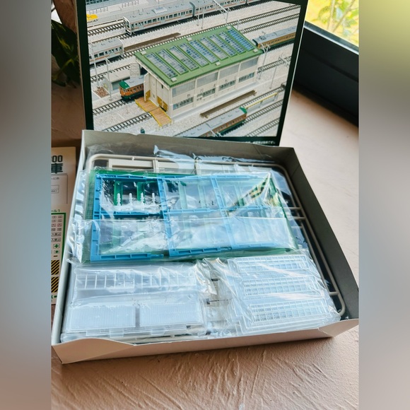 Kato 23-300 N Scale Long Engine House model railroad building kit - Picture 6 of 10